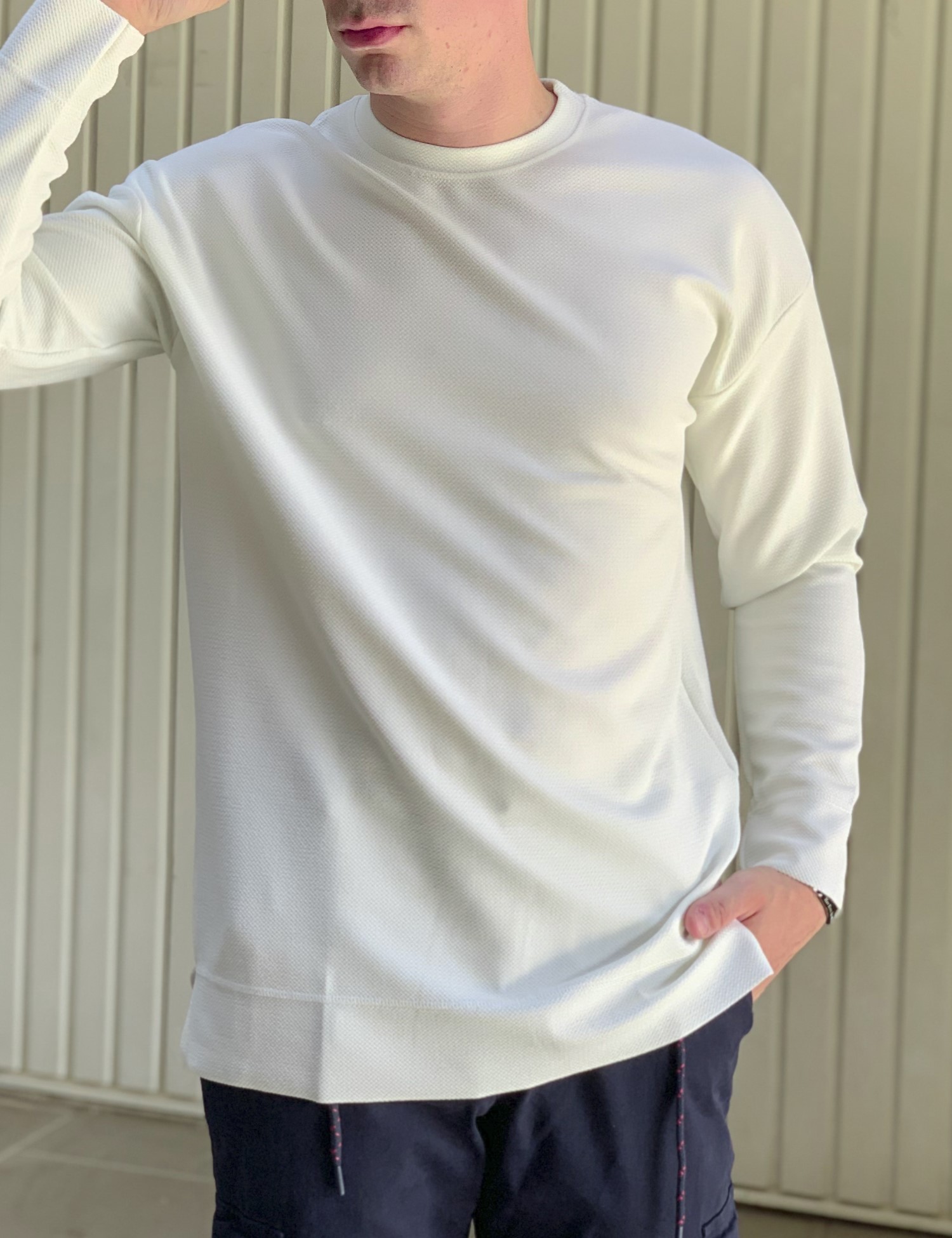 – Ανδρικη λευκη μακρυμανικη oversized μπλουζα με σαγρε υφασμα 1614W
